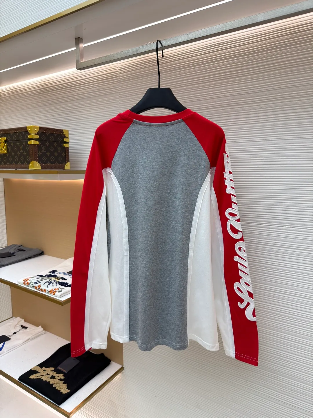 LOUIS VUITTON SKI ski series color matching long sleeves ●Original version: purchased and developed by 10407 ●Item number: 1681669-A55 ●Fabric: cotton fabric ●Technology: embroidery production ●Color: red, white and gray ●Version: fitted version ●Weight: about 410 grams ●Size: S-M-L-XL ●Description: This long-sleeved top is designed with multi-color splicing. The main body is made of high-quality pure cotton fabric. It feels soft, skin-friendly and has good breathability. The shoulders and sleeves use contrasting splicing technology. The red and white splicing lines are smooth and natural, showing superb tailoring technology. The three-dimensional embroidered letter pattern on the left arm adopts multi-layer embroidery technology. The lines are full and three-dimensional, rich in layering, and highlight the brand recognition. The gray area on the chest uses seamless splicing technology to ensure that the overall shape is smooth and crisp. The cuffs and hem adopt fine double-thread seaming technology to enhance durability and prevent seams from opening. The hemming at the neckline is delicate and comfortable to wear without rubbing against the skin. The overall workmanship is fine, and every stitch is even and neat, reflecting the high-quality production process. The overall wiring is straight and delicate, the fabric is comfortable and soft, and the color is consistent without color difference. It can be matched with the same style to create a fashionable look and control various occasions. Customized accessories, complete with three standards, same style for men and women!